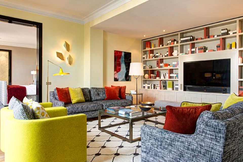 Serviced apartment, living room with vibrant color scheme in Berlin Mitte