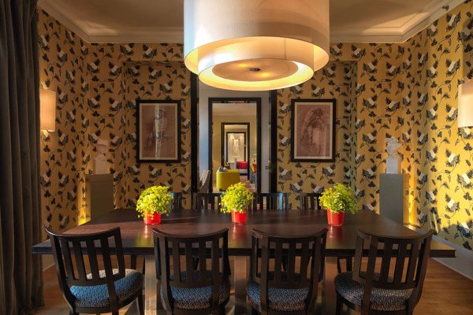 Serviced apartment, dining room with bird-patterned wallpaper in Berlin Mitte