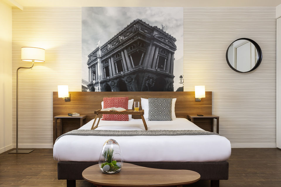 Serviced apartment, bedroom with artwork above the bed in Munich Ludwigsvorstadt