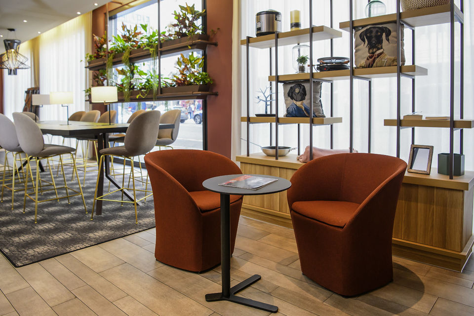 Serviced apartment, living room with contemporary armchairs in Munich Ludwigsvorstadt