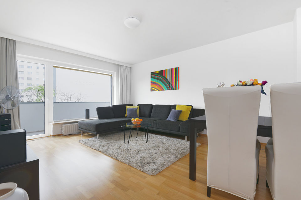 Möblierte Wohnung, Wohnzimmer mit Balkonzugang in Berlin Tiergarten
