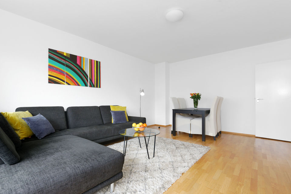 Möblierte Wohnung, Wohnzimmer mit Ecksofa in Berlin Tiergarten