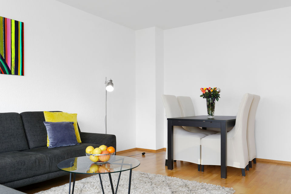 Möblierte Wohnung, Wohnzimmer mit modernem Designsofa in Berlin Tiergarten