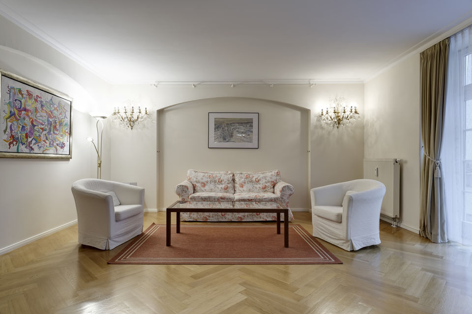 Möblierte Wohnung, Wohnzimmer mit Stuckdecke in Berlin Mitte