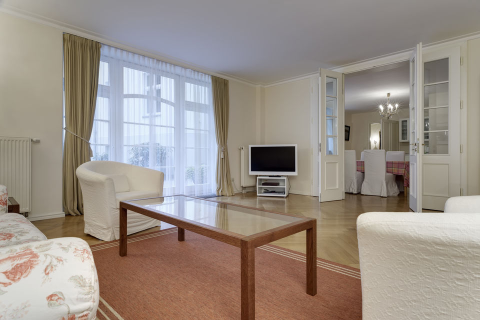 Möblierte Wohnung, Wohnzimmer mit Parkettboden in Berlin Mitte