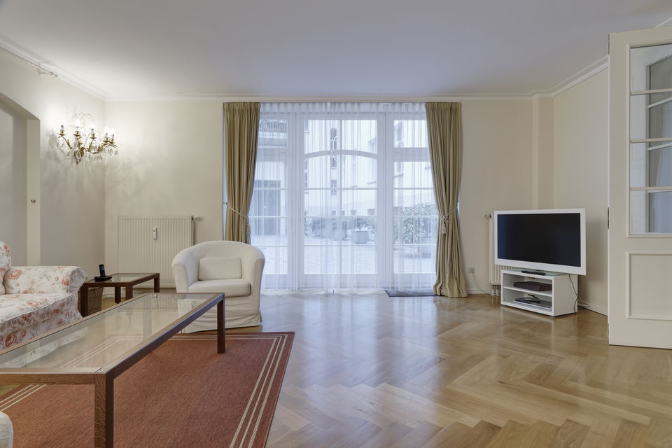 Möblierte Wohnung, Wohnzimmer mit Balkonzugang in Berlin Mitte