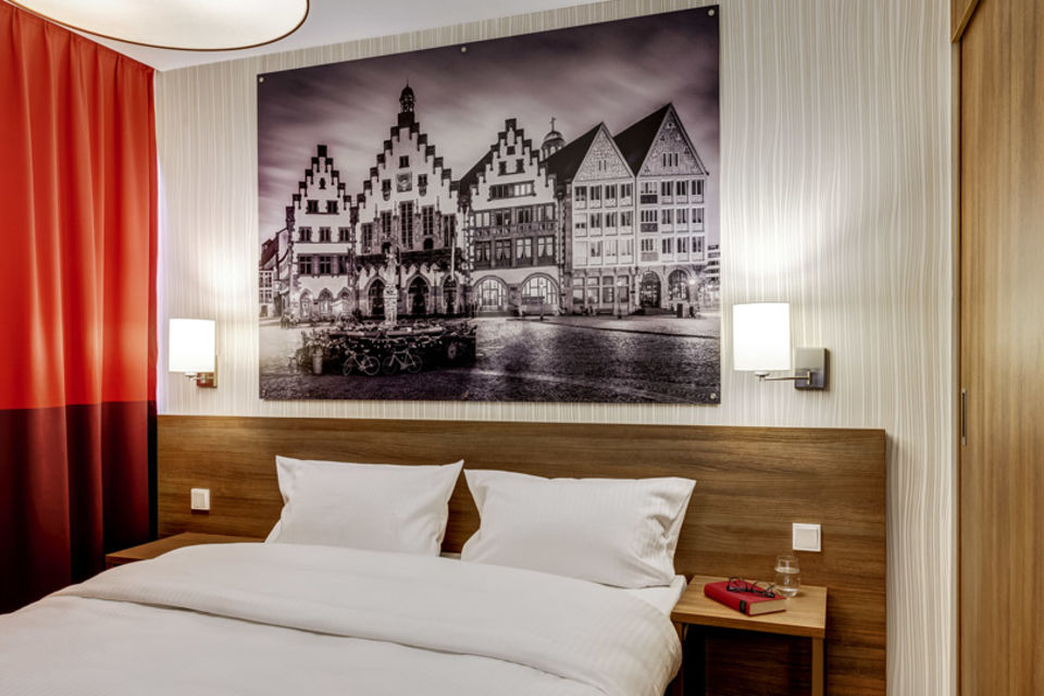 Serviced Apartment, Schlafzimmer mit Stadtarchitektur-Kunstwerk in Frankfurt Innenstadt