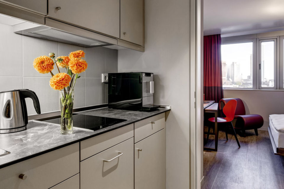 Serviced Apartment, Küche mit Blick ins Wohnzimmer in Frankfurt Innenstadt