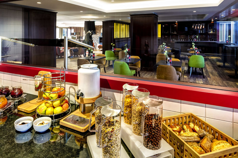 Serviced Apartment, Küche mit Frühstücksbuffet in Frankfurt Innenstadt