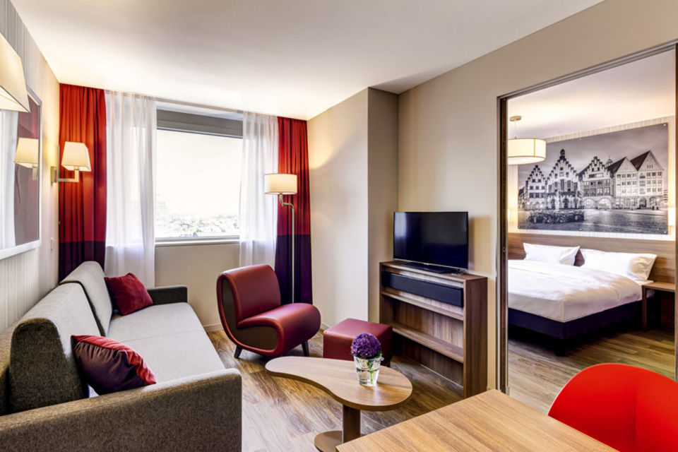 Serviced apartment, bedroom 1 with city view in Frankfurt Innenstadt