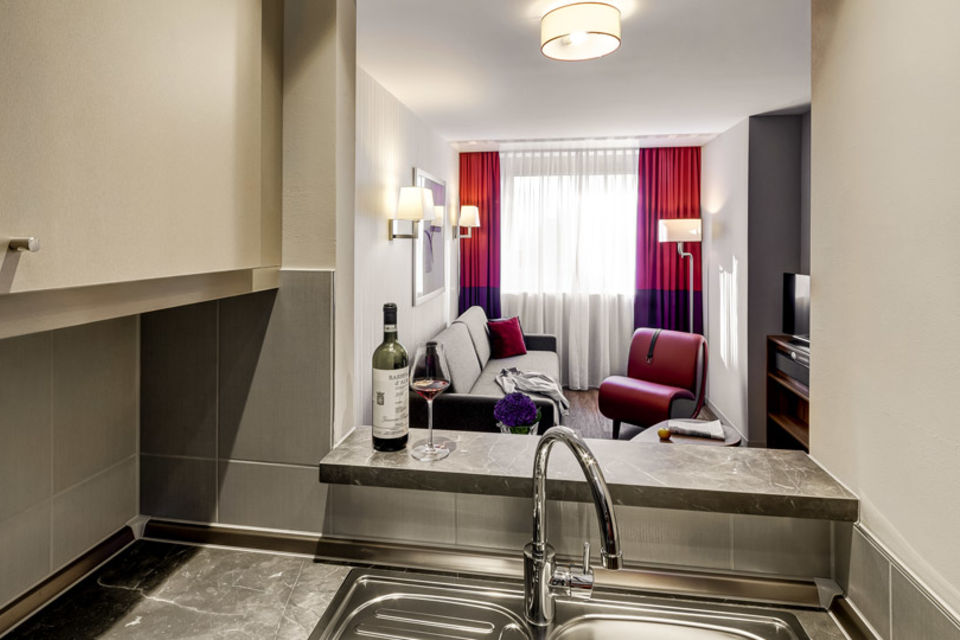 Serviced apartment, kitchen with marble countertop in Frankfurt Innenstadt
