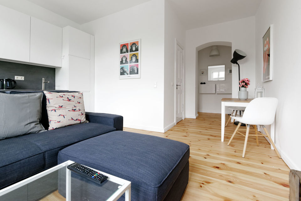 Möblierte Wohnung, Wohnzimmer mit Küchenzeile in Berlin Mitte
