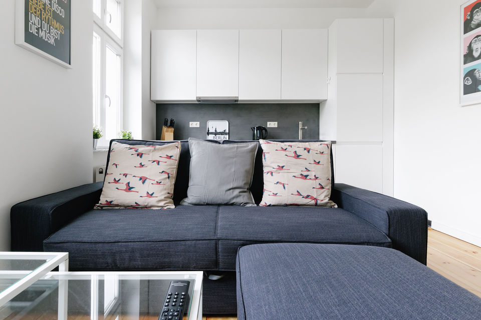 Möblierte Wohnung, Wohnzimmer mit Küchenzeile in Berlin Mitte