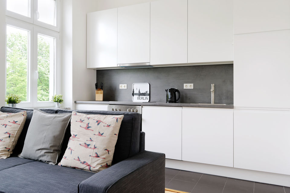 Möblierte Wohnung, Küche mit grauer Rückwand in Berlin Mitte
