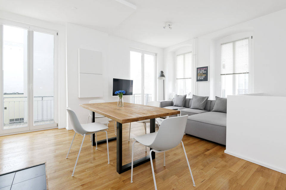 Furnished apartment, living room with wooden dining table in Berlin Mitte