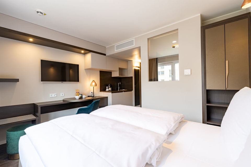 Serviced apartment, bedroom with integrated work desk in München Aschheim-Dornach