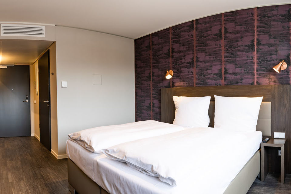 Serviced Apartment, Schlafzimmer mit Akzentwand in München Trudering