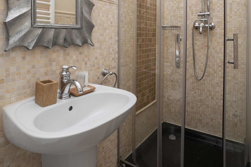Möblierte Wohnung, Badezimmer 1 mit Dusche in Berlin Schöneberg