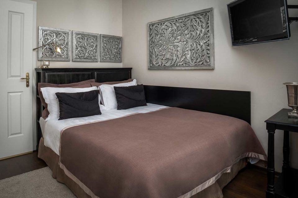 Möblierte Wohnung, Schlafzimmer mit schwarzem Polsterbett in Berlin Schöneberg