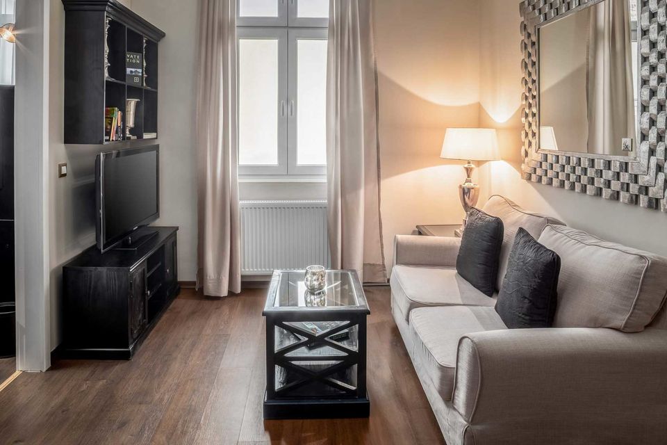 Möblierte Wohnung, Wohnzimmer mit Kaminofen in Berlin Schöneberg