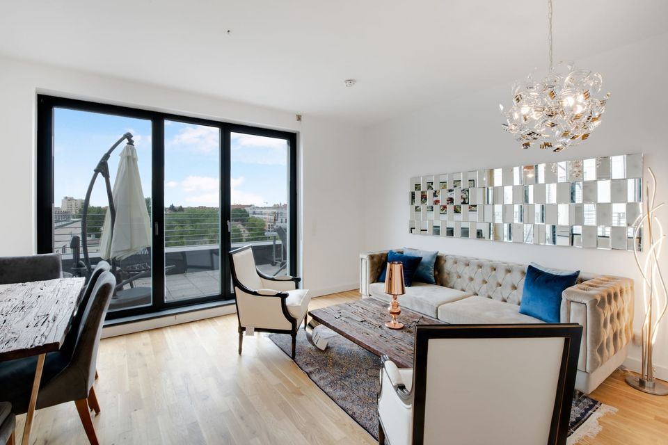 Möblierte Wohnung, Wohnzimmer mit Balkonblick in Berlin Wilmersdorf
