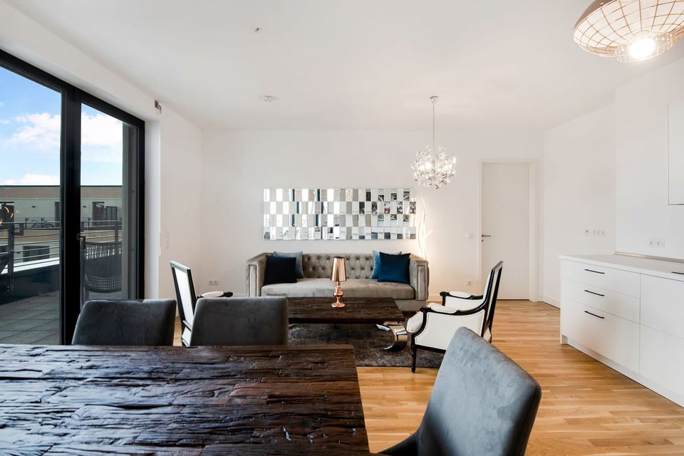 Möblierte Wohnung, Wohnzimmer mit Balkonzugang in Berlin Wilmersdorf