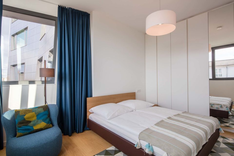 Möblierte Wohnung, Schlafzimmer mit bodentiefem Fenster in Berlin Mitte