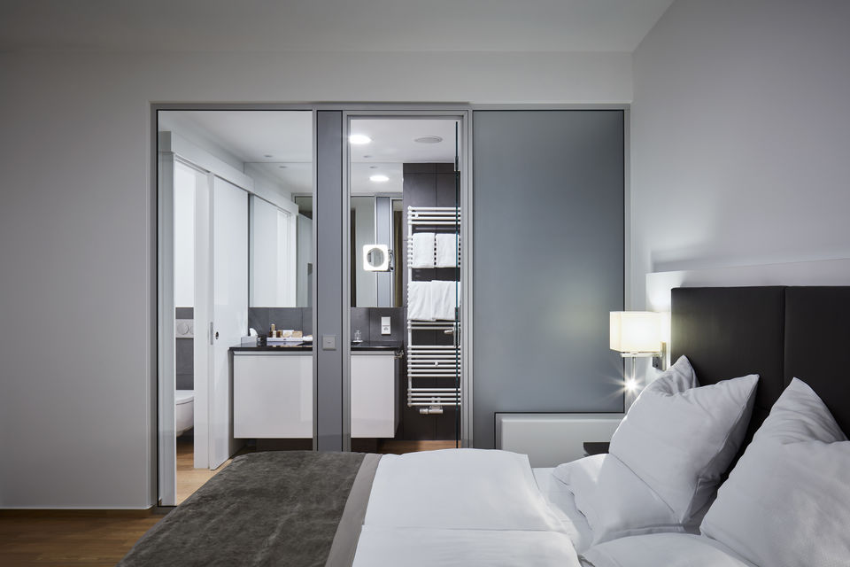 Serviced Apartment, Schlafzimmer 1 mit begehbarem Ankleidezimmer in Frankfurt Innenstadt