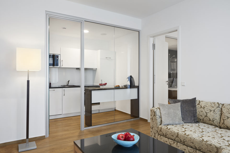 Serviced Apartment, Wohnzimmer mit offener Küche in Frankfurt Innenstadt