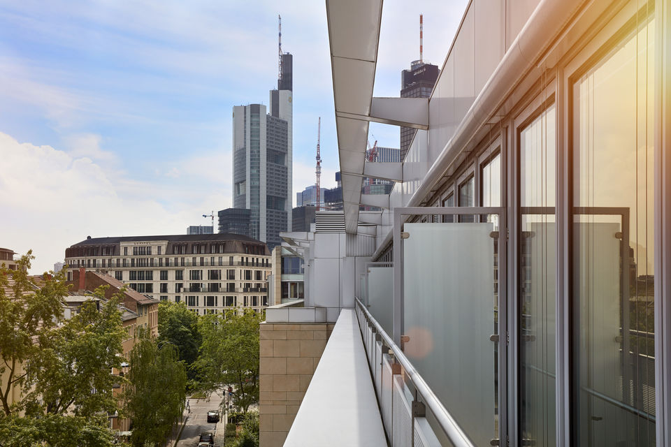 Serviced apartment, balcony with skyline view in Frankfurt Innenstadt