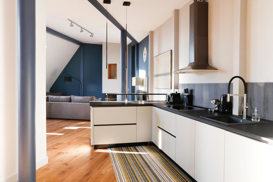 Furnished apartment, kitchen with black countertop in Berlin Prenzlauer Berg