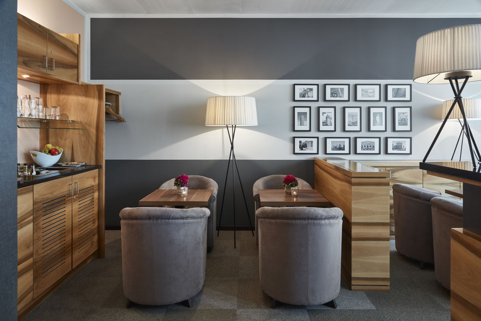 Serviced Apartment, Wohnzimmer mit modernem Farbkonzept in Frankfurt Innenstadt