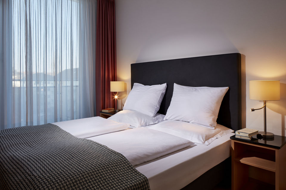 Serviced Apartment, Schlafzimmer mit schwarzem Polsterkopfteil in Frankfurt Innenstadt