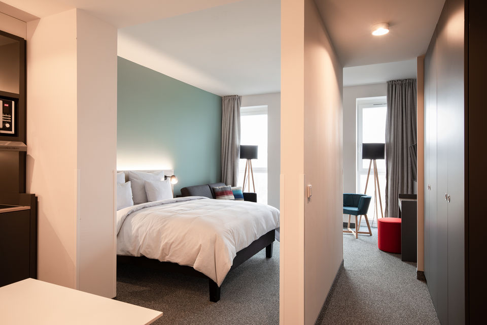 Serviced Apartment, Schlafzimmer 1 mit mintgrüner Akzentwand in Hamburg Stellingen