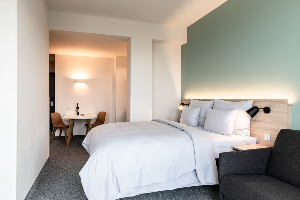 Serviced Apartment, Schlafzimmer mit grüner Akzentwand in Hamburg Stellingen