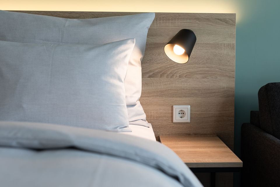 Serviced Apartment, Schlafzimmer mit Wandleuchte in Hamburg Stellingen