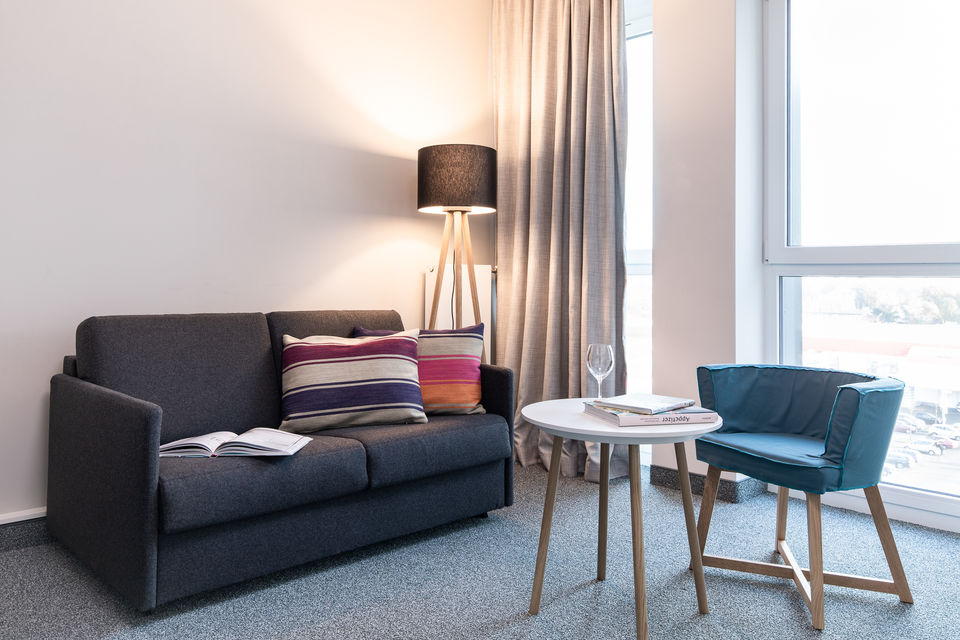 Serviced Apartment, Wohnzimmer mit Panoramafenster in Hamburg Stellingen