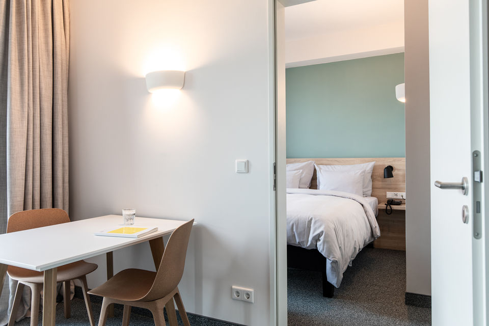 Serviced Apartment, Schlafzimmer 1 mit türkisfarbener Akzentwand in Hamburg Stellingen