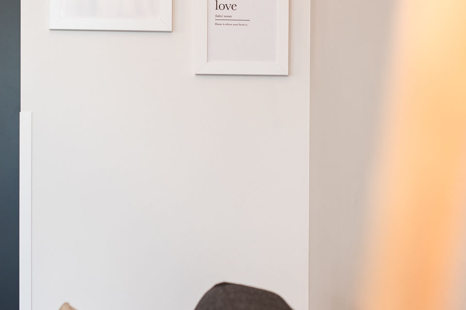 Serviced Apartment, Wohnzimmer mit Wandkunst in Hamburg Stellingen