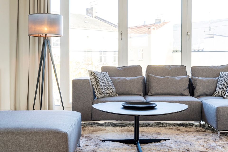 Möblierte Wohnung, Wohnzimmer mit Ecksofa in Berlin Prenzlauer Berg
