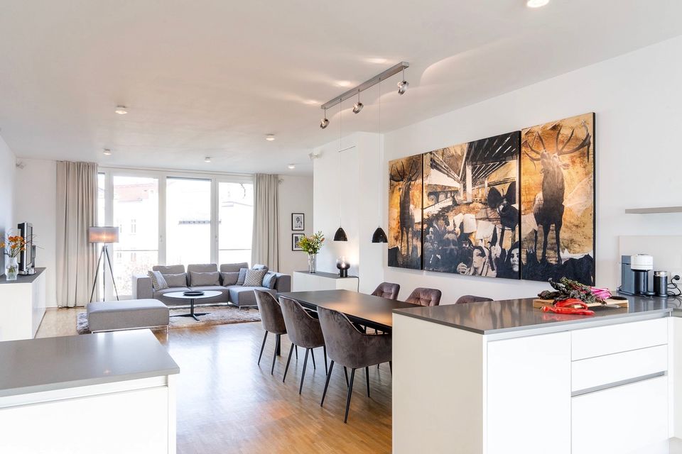 Möblierte Wohnung, Wohnzimmer mit offener Küche in Berlin Prenzlauer Berg