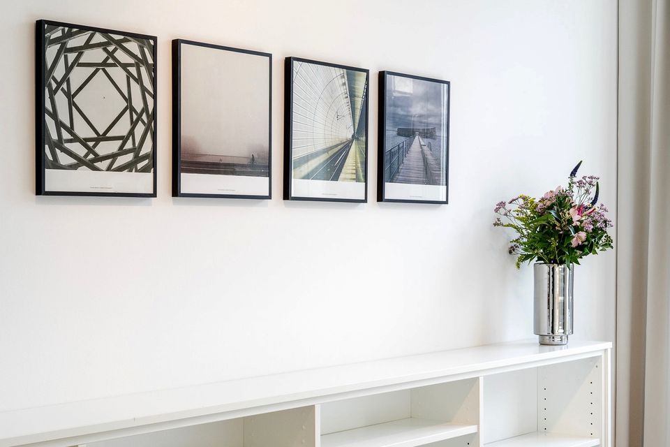 Möblierte Wohnung, Wohnzimmer mit modernem Wanddekoration in Berlin Prenzlauer Berg