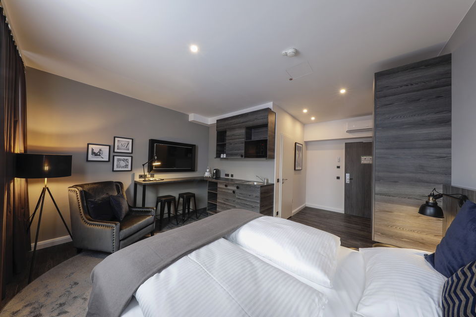 Serviced apartment, bedroom with work area in Berlin Adlershof