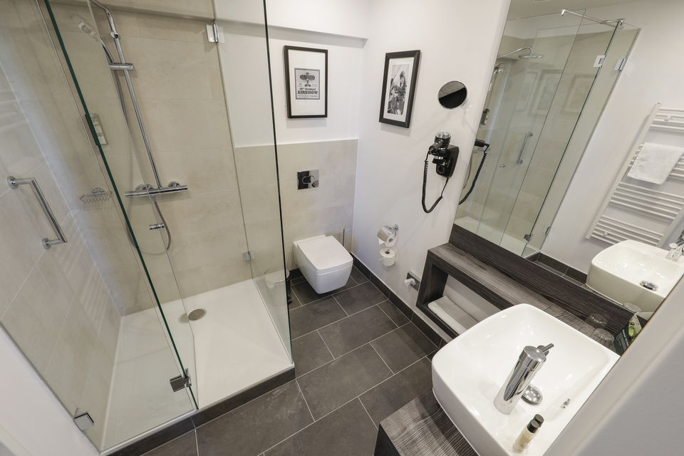 Serviced apartment, bathroom 1 with walk-in shower in Berlin Adlershof