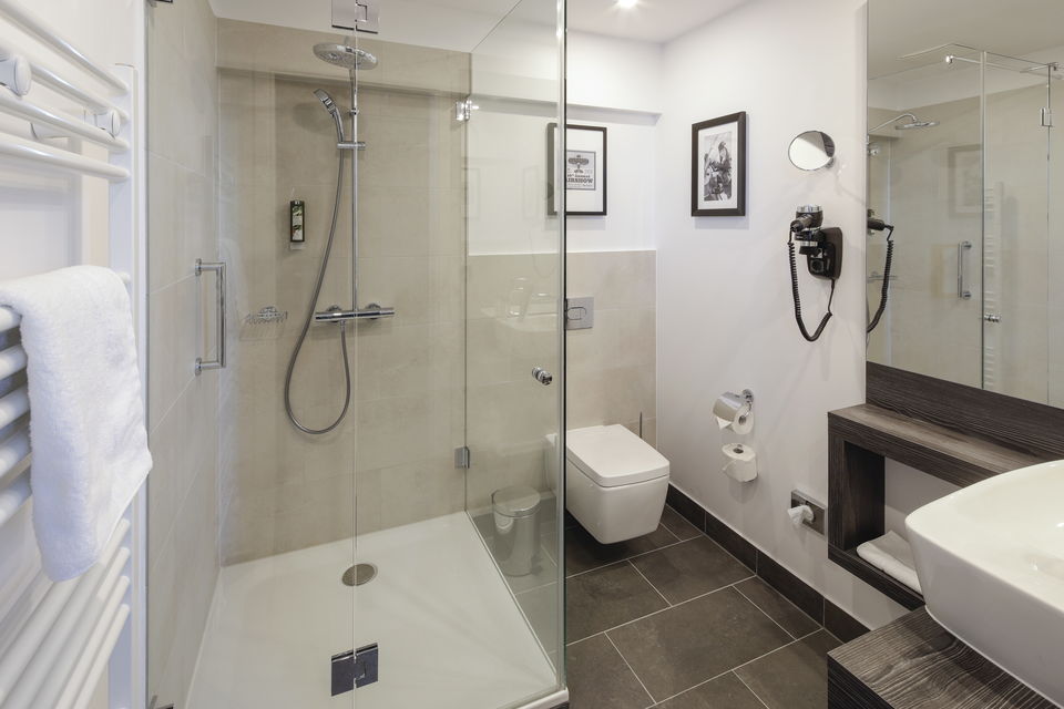 Serviced apartment, bathroom 1 with walk-in shower in Berlin Adlershof