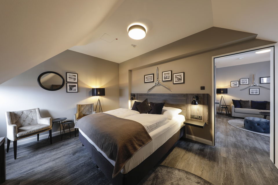 Serviced apartment, bedroom 1 with mirrored wall in Berlin Adlershof