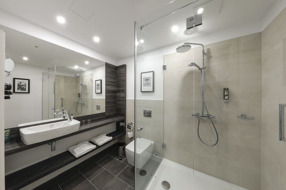 Serviced apartment, bathroom 1 with walk-in shower in Berlin Adlershof