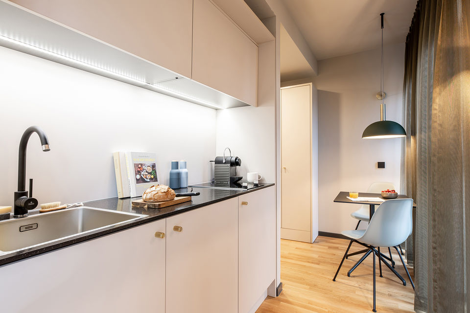 Serviced Apartment, Küche mit moderner Küchenzeile in Frankfurt Gallus