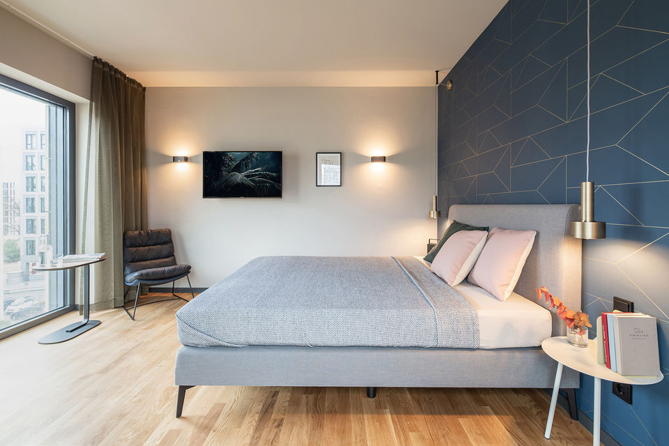 Serviced Apartment, Schlafzimmer mit moderner Akzentwand in Frankfurt Gallus