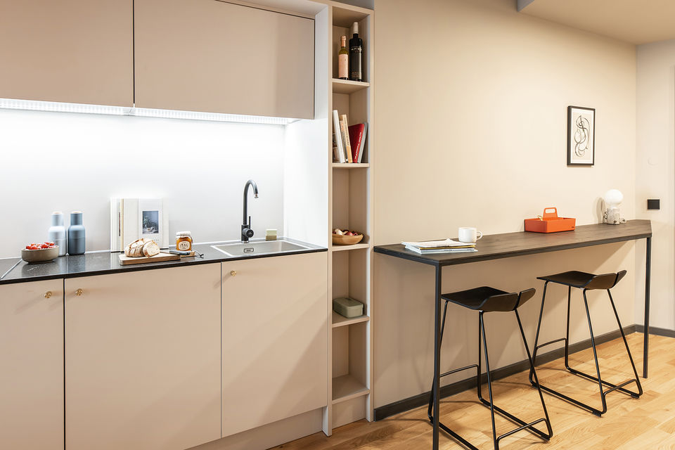 Serviced Apartment, Küche mit Frühstücksbar in Frankfurt Gallus